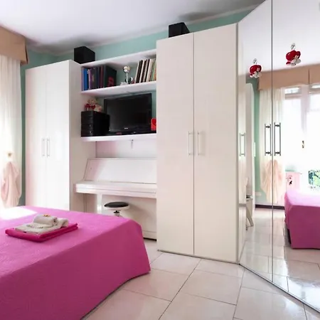 Πανσιόν Bright & Cozy With Balcony