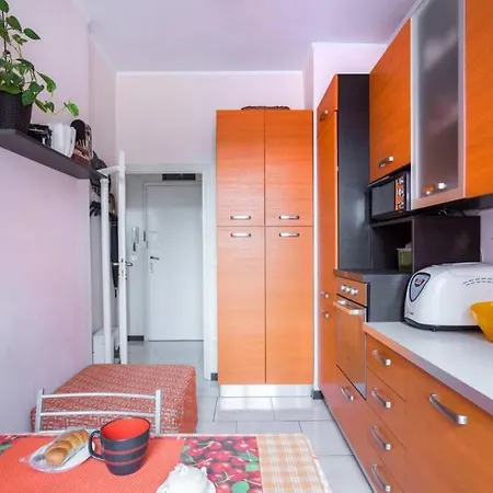 Πανσιόν Bright & Cozy With Balcony