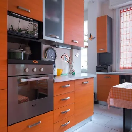 Bright & Cozy With Balcony Guest house